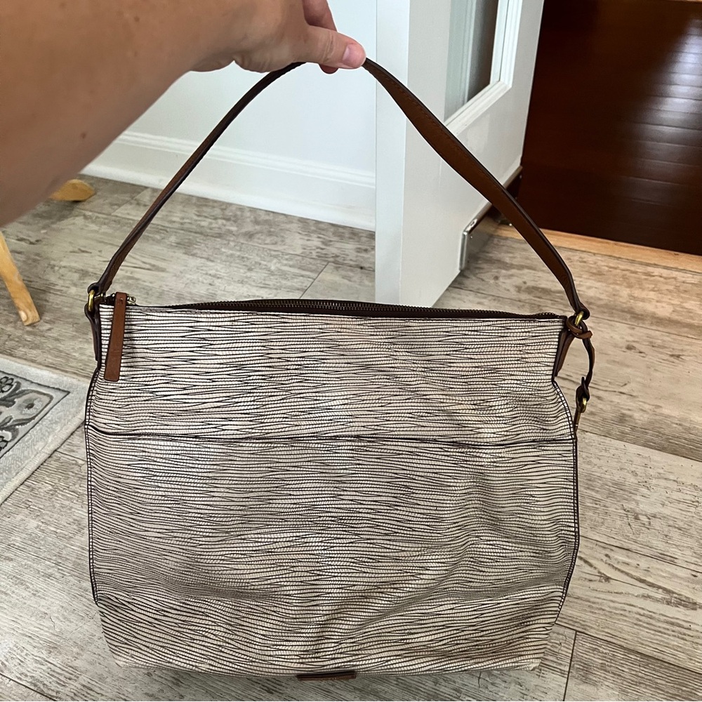 Authentic Fossil Women's Cowhide Leather Shoulder Bag w/Key Hobo Style EUC! - Picture 12 of 16